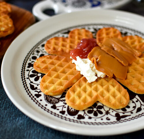 ノルウェーのブラウンチーズをワッフルと | 北欧のおやつとごはん