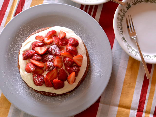混ぜるだけフィンランドの簡単ベリーケーキ Helppo marjakakku | 北欧